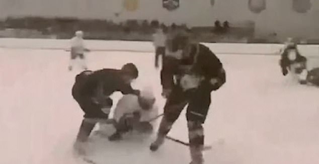 1727750077 438 Watch the ice hockey fight that humiliated a team of