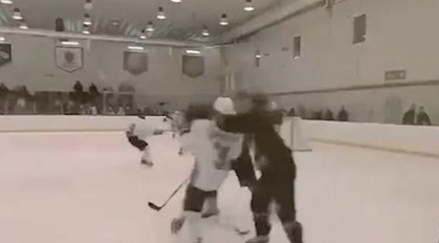 1727750078 589 Watch the ice hockey fight that humiliated a team of