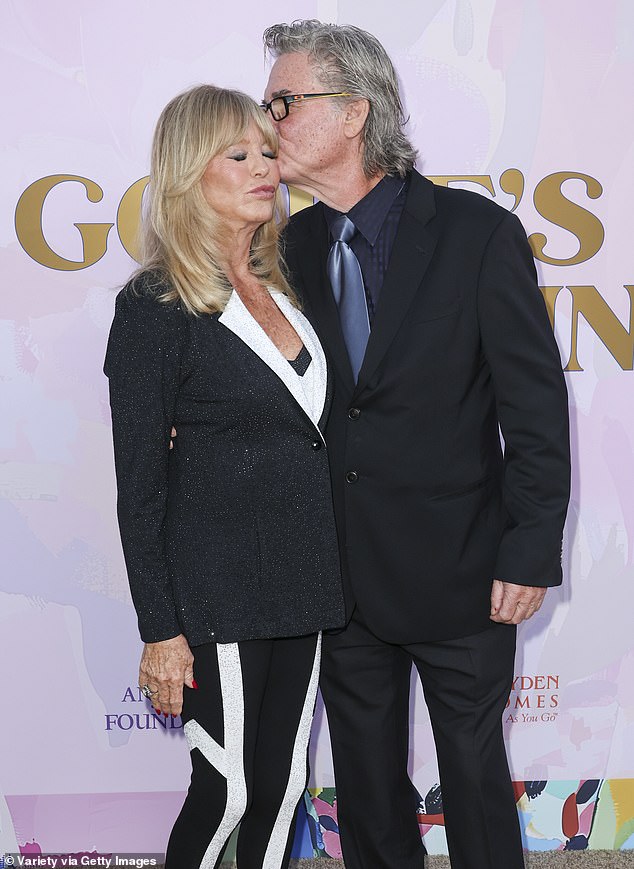 Kurt kissed Goldie on the carpet at the Beverly Hills gala