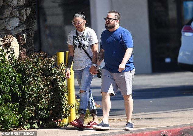 Chaz wore a loose-fitting navy T-shirt with beige shorts, while Shara sported a slogan T-shirt 