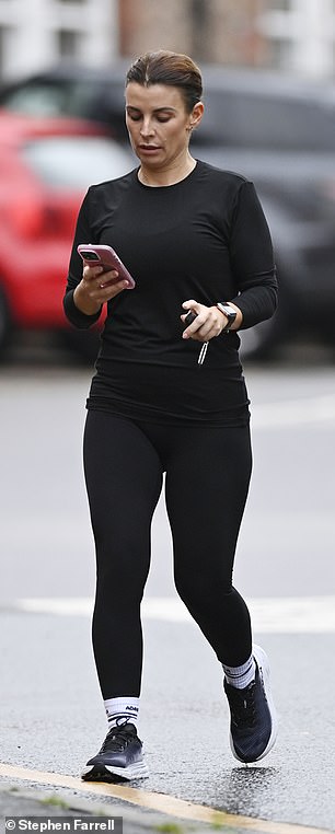 She paired a long-sleeved blouse with a pair of tight leggings.