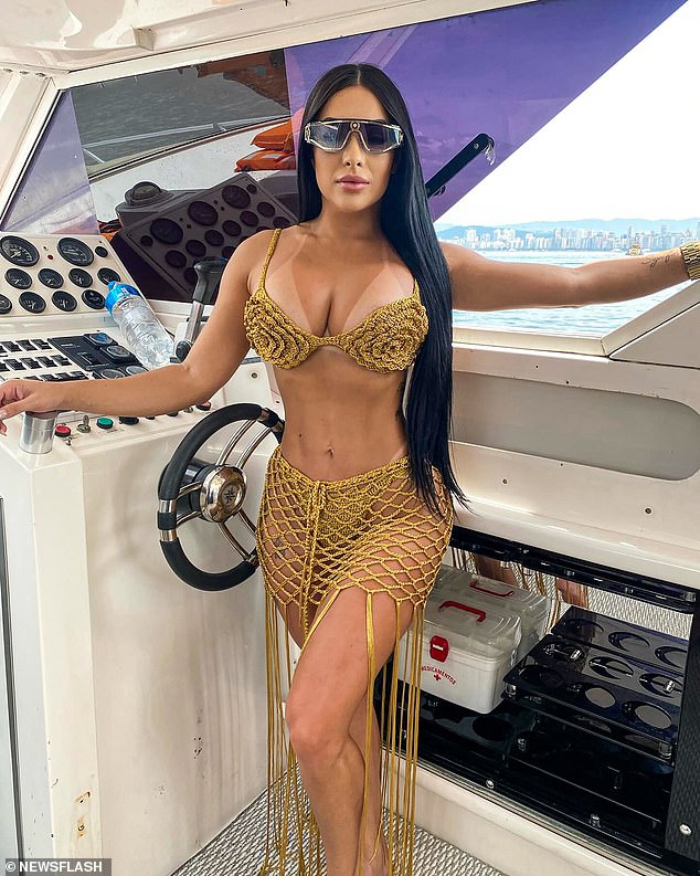 Moments before the tragedy occurred, influencer Aline had published images of herself on the luxury yacht with her friends.