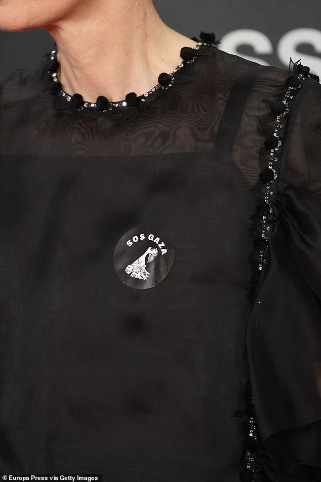 The actress completed her outfit with a badge with the words SOS Gaza