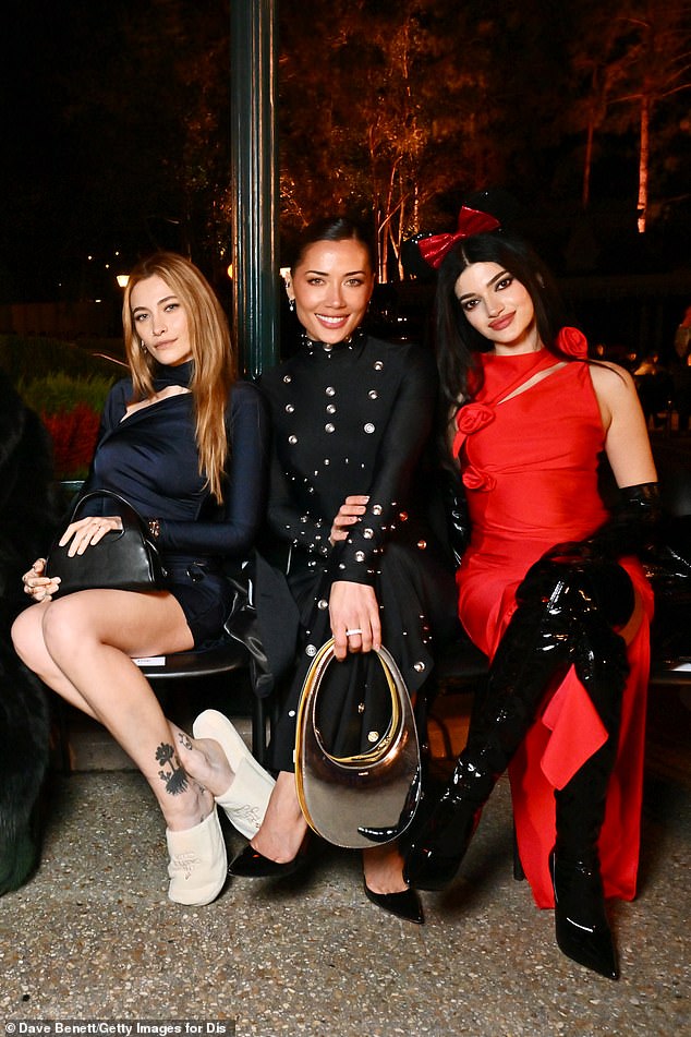 Paris posed for the cameras and completed her evening outfit with a black bag (in the photo with Georgina Mazzeo and Fabiola Baglieri).