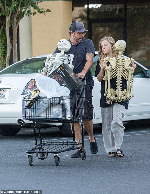 Grohl, who has been trying to 'regain the trust' of his family following his cheating scandal, chatted with Ophelia as they left the store.