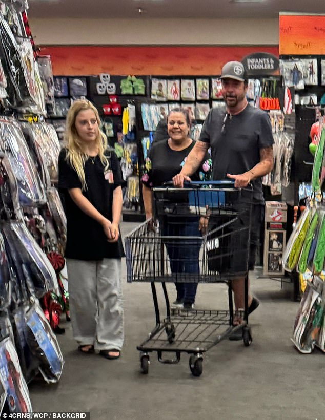 The father-daughter duo were seen perusing the aisles of the store inside.