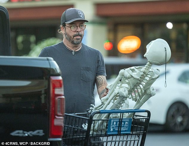 After his shopping trip, Grohl packed his purchases into the back of his truck and drove away.