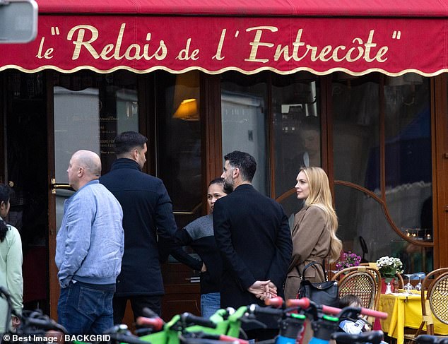 The couple arrived at "Entrecote Relay" for food