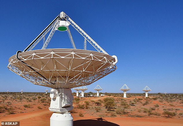 The discovery of this FRB 20220610A, the most distant and therefore oldest known, was made in June 2022 by the ASKAP radio telescope in Australia (above)