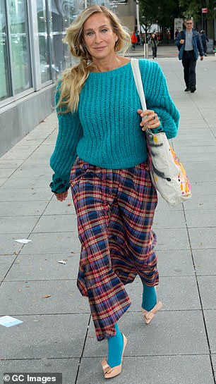 Parker, who plays the character Carrie Bradshaw on the HBO Max series, also donned a pair of vibrant turquoise tights and tan heels.