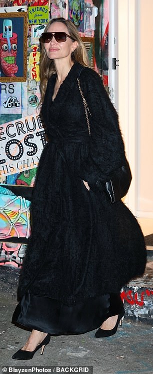 The actress looked as elegant as ever in an all-black look.