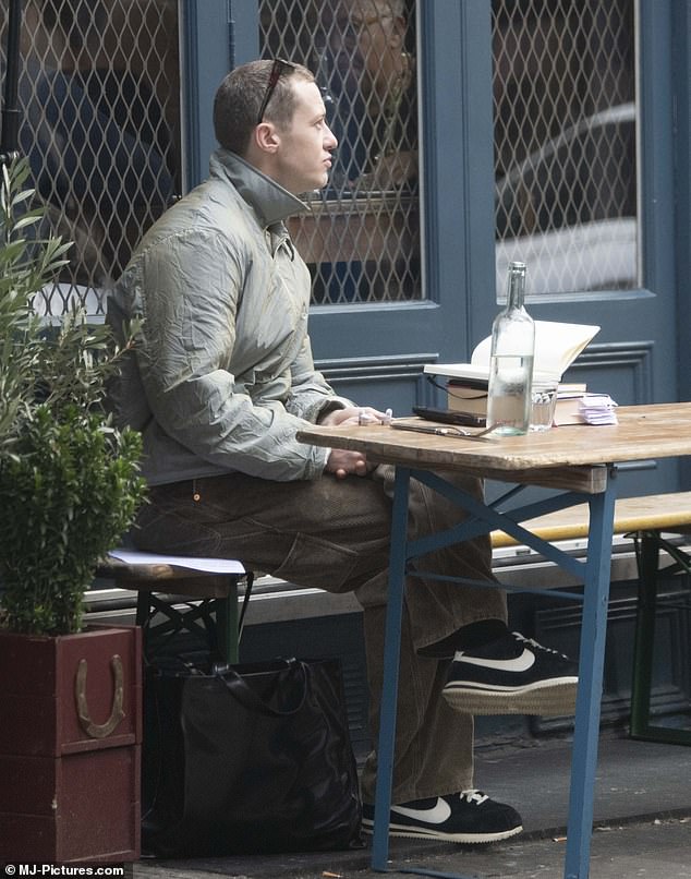 The actor bought a magazine from the Big Issue vendor while waiting for his food to arrive.