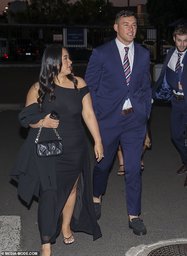 Joey Manu and his wife Tyrelle, who attracted attention with a black dress that hugged their figure.