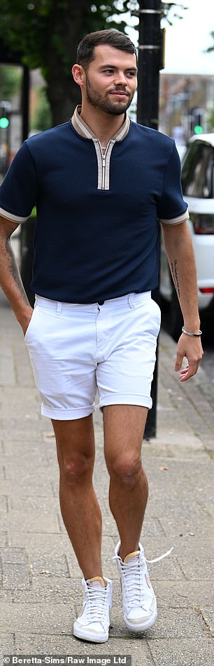 While Joe opted for a smart navy polo and white shorts.