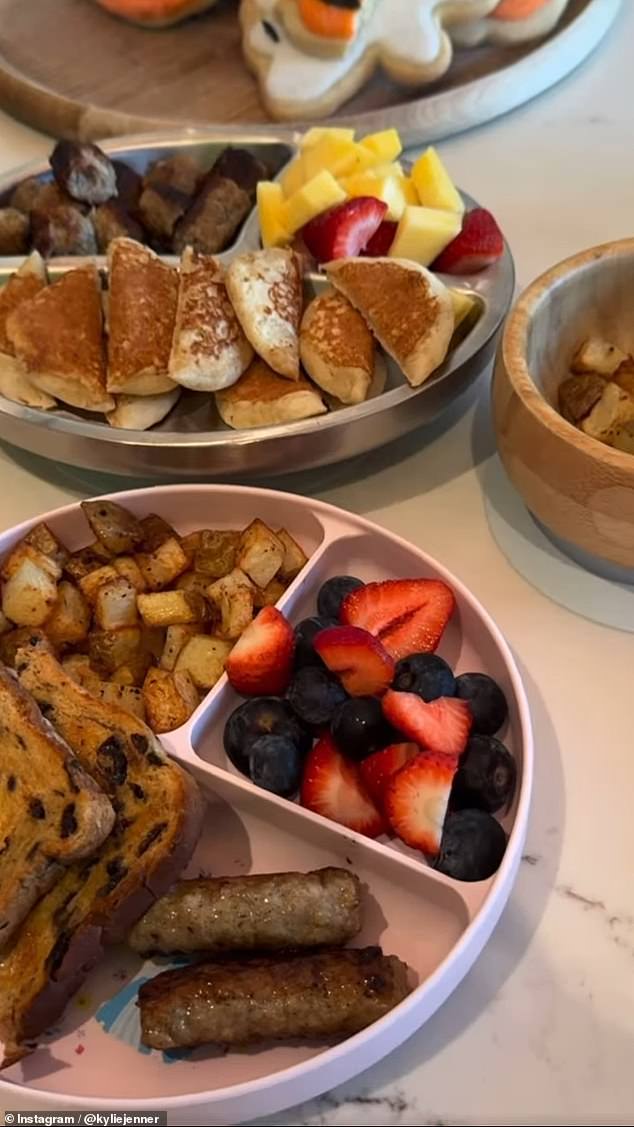 Children accompany their pancakes with potatoes, fruit, sausages and bread with raisins.