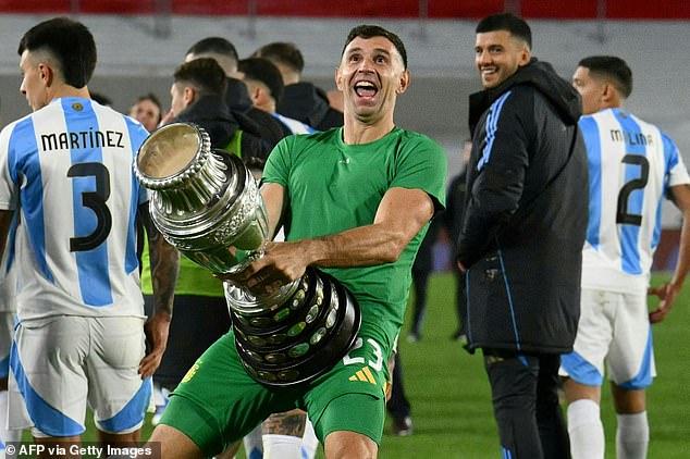 But this year he made a similar gesture while holding a replica of the Copa América gong.