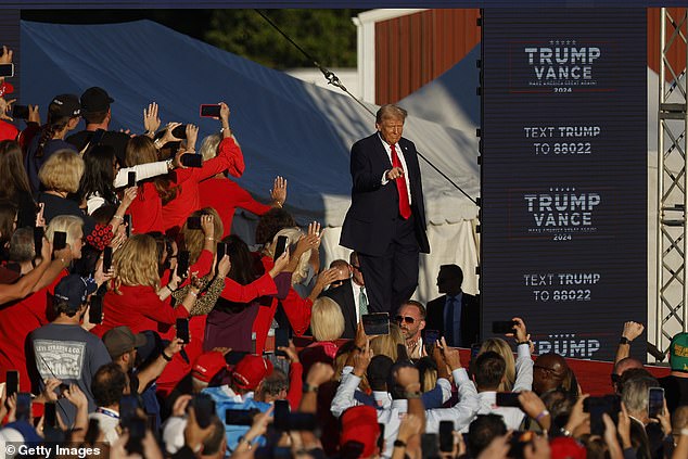 The followers were happy to see the president again and applauded with joy.