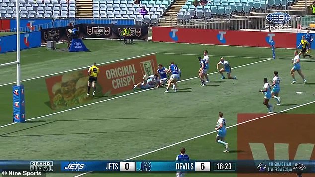 Channel 9 broadcast shows virtual KFC and Westpac ads that fans on the ground can't see