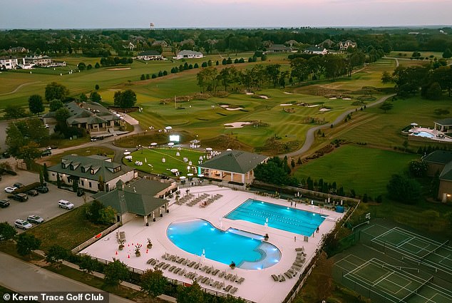 In the photo: an aerial view of the golf club.