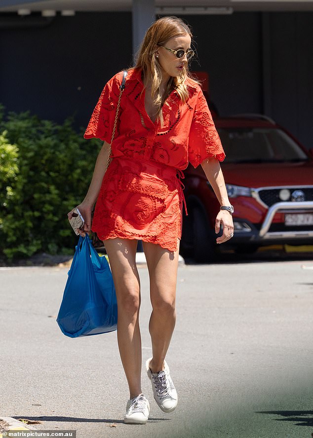 Rebecca left her long brown hair and wore sunglasses for the outing.