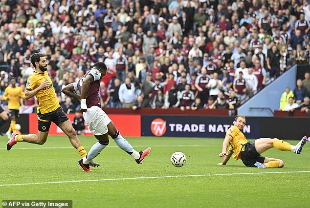 A young striker could easily be too interested in counter-attacking and stray a meter or two offside, but Duran slowed his run against Wolves.