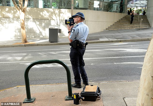 The terrible driver, suspected of using fake French documents to obtain a NSW licence, scored so many demerit points that it was enough for him to lose his license 123 times. In the photo, a police officer uses a speed radar.