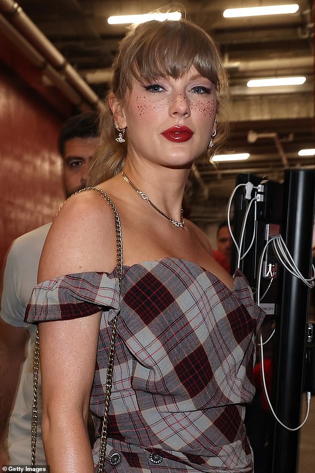 To put a unique spin on the look, Swift put bright freckles on her face.