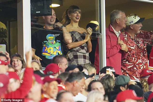 She happily cheered her boyfriend on.