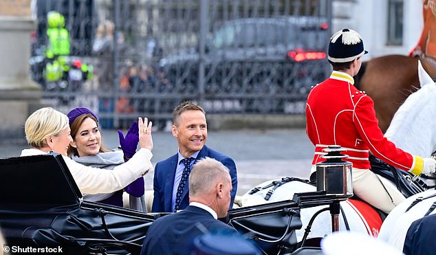 The Icelandic president greeted spectators as the group traveled to The Citadel for a wreath-laying ceremony.