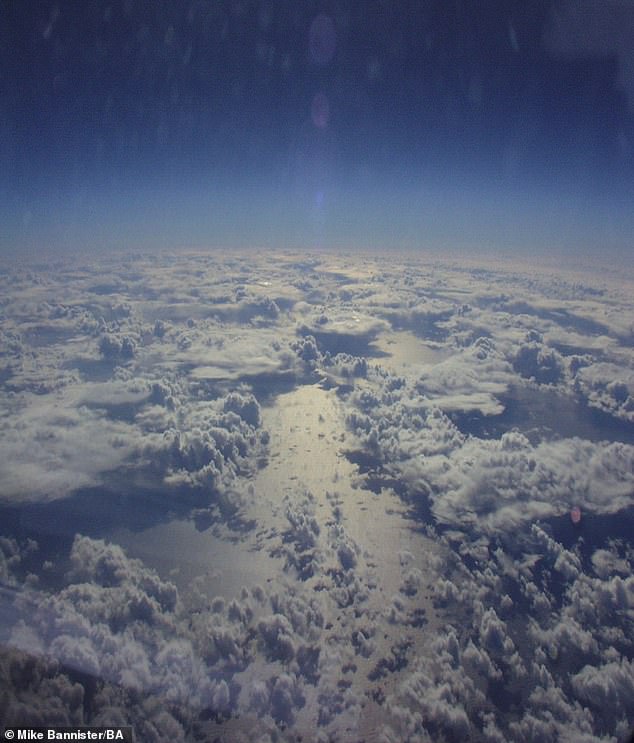 Retired more than 20 years ago, the Concorde flew at a maximum altitude of 60,000 feet. In the photo, the curvature of the Earth seen from Concorde.