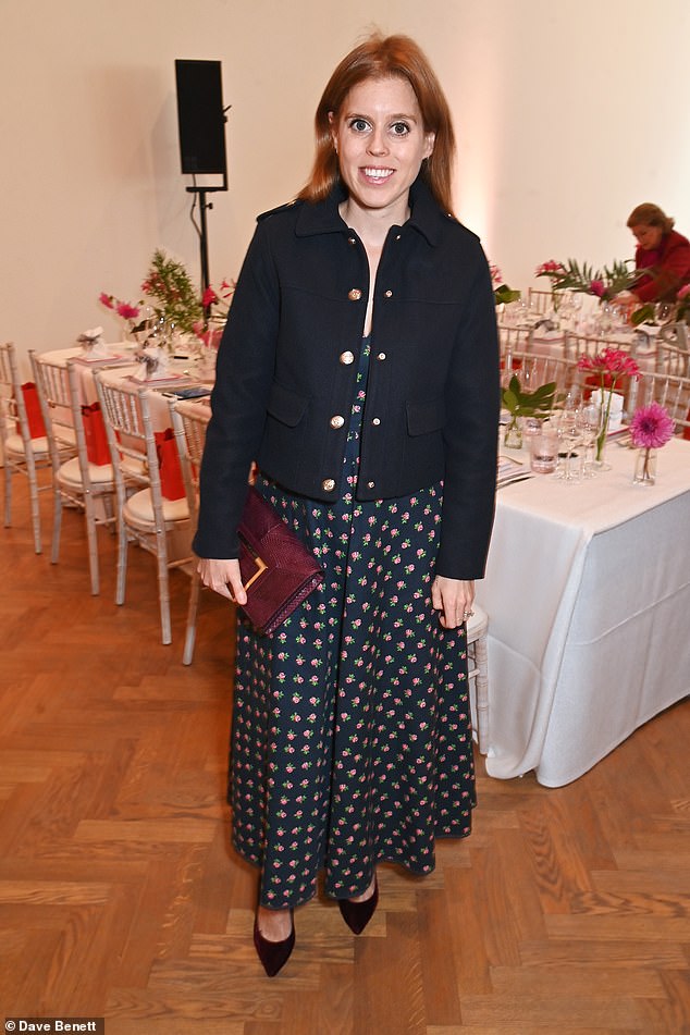 Meanwhile, Princess Beatrice surprised with a long black floral dress that she combined with a short black jacket.