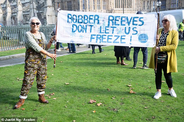 Temperature rises: pensioners protest against job cuts in winter fuel payments