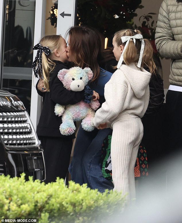 Kate said goodbye to her daughters in a nice display before leaving with David