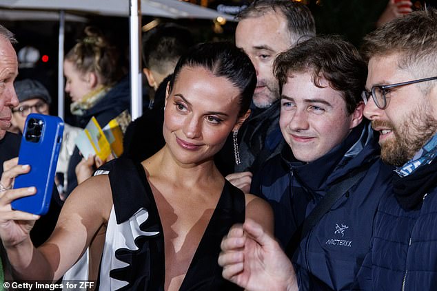 While gracing the green carpet before the ceremony began, Alicia posed for selfies with her fans.