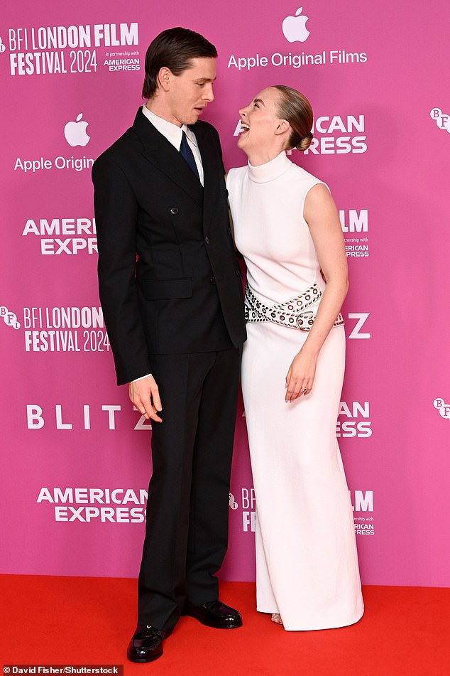 Saoirse couldn't contain her laughter while posing with Harris Dickinson