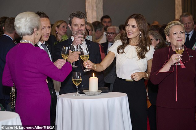 Mary looked effortlessly chic in her outfit and styled her brunette tresses in glamorous waves for the event.