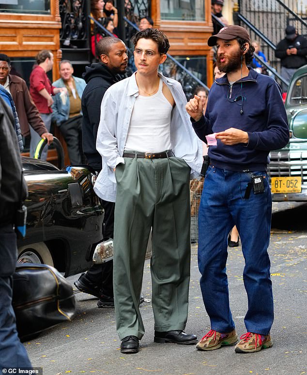 Between takes, director Josh Safdie could be seen chatting with his leading lady and giving her notes.