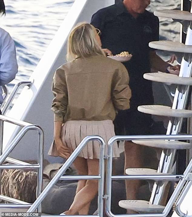 Jackie pulled out all the stops while cutting a very stylish figure for the boat party.