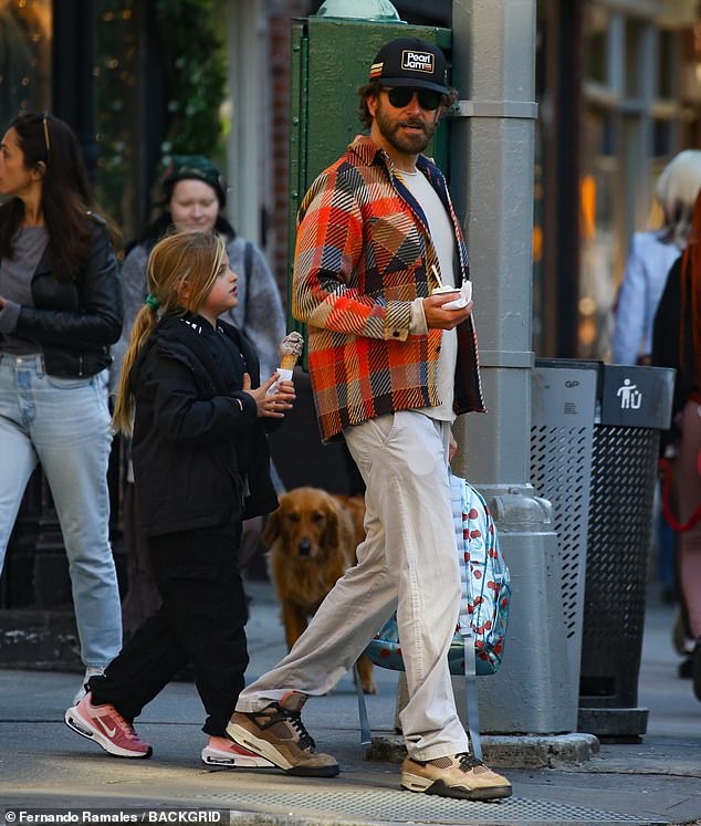 The Oscar nominee, 49, was seen treating a seven-year-old boy to ice cream during a late afternoon errand on Thursday.