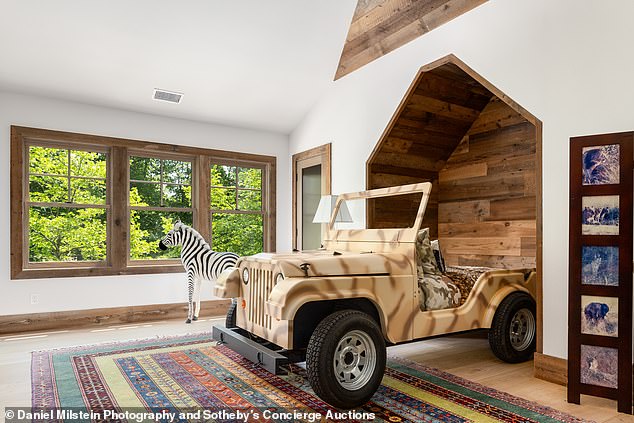 Kids can dream about the outdoors with this Jeep safari bed