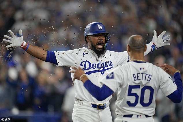 Teoscar Hernández left, he puts pipes in his face to celebrate his solo home run