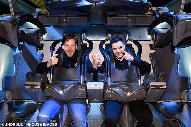 During the terrifying evening, Junior made sure to make the most of the rides and stopped for a moment to take a sweet photo with one of his friends.