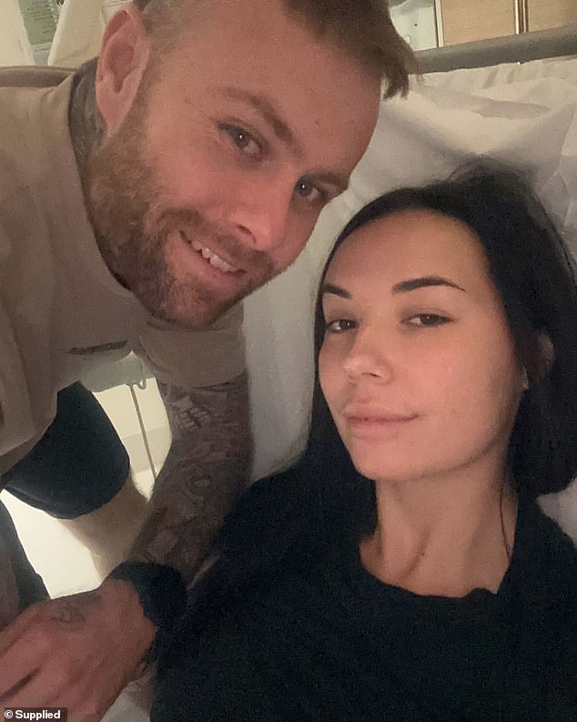 The 25-year-old girl in the hospital, with her partner, after being diagnosed with shock.