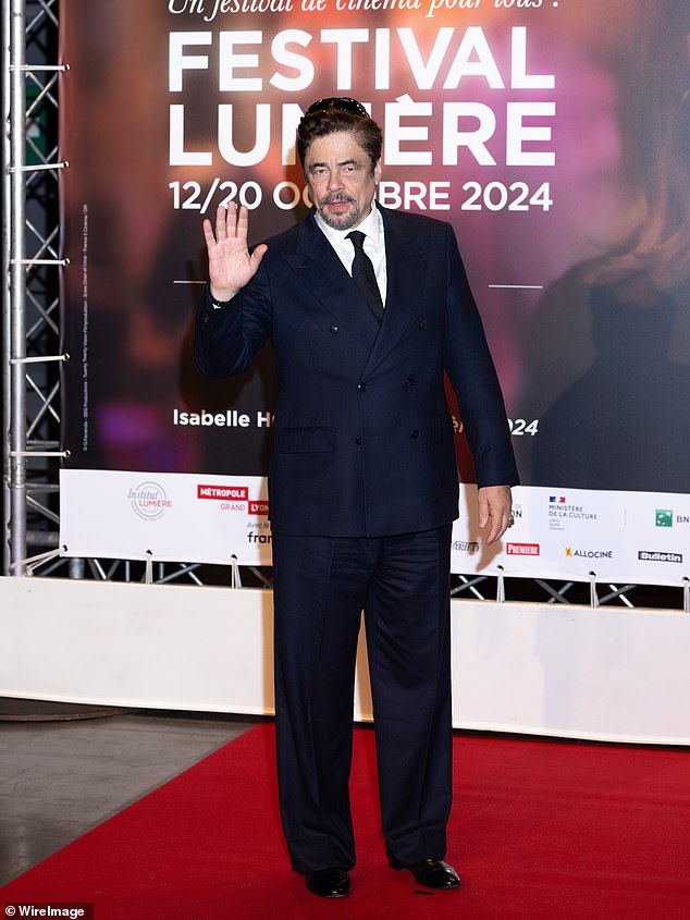 Puerto Rican actor Benicio del Toro was also present at the French event, making an elegant display in a navy blue suit.