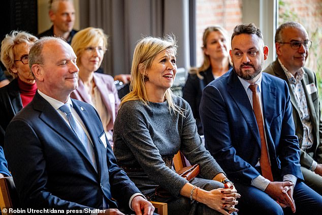 Máxima accessorized her look with a pair of sparkling earrings and two thin bracelets.