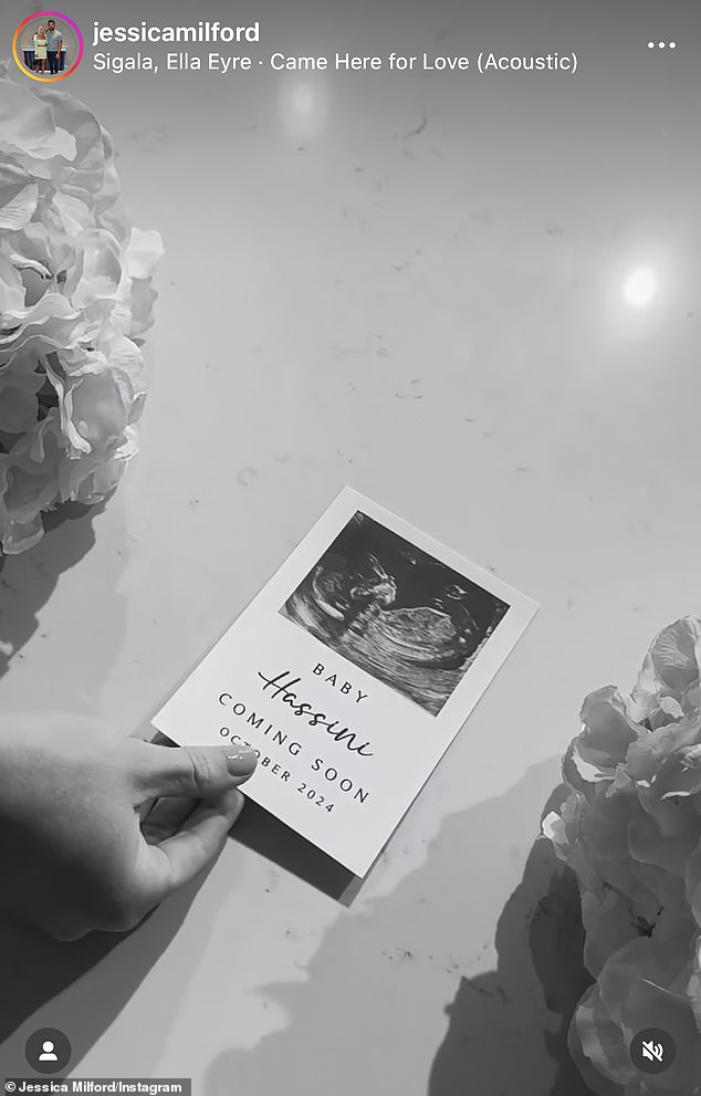 Writing on Instagram, Jessica captioned the couple's pregnancy reveal: 