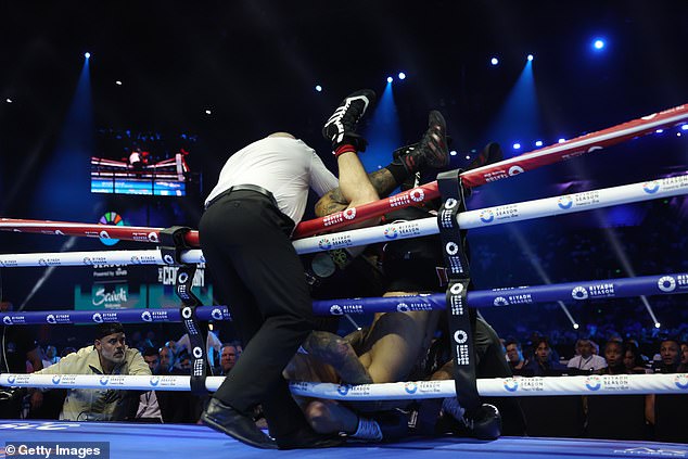 The fight came to an end in the fifth round after both fighters fell over the top rope.