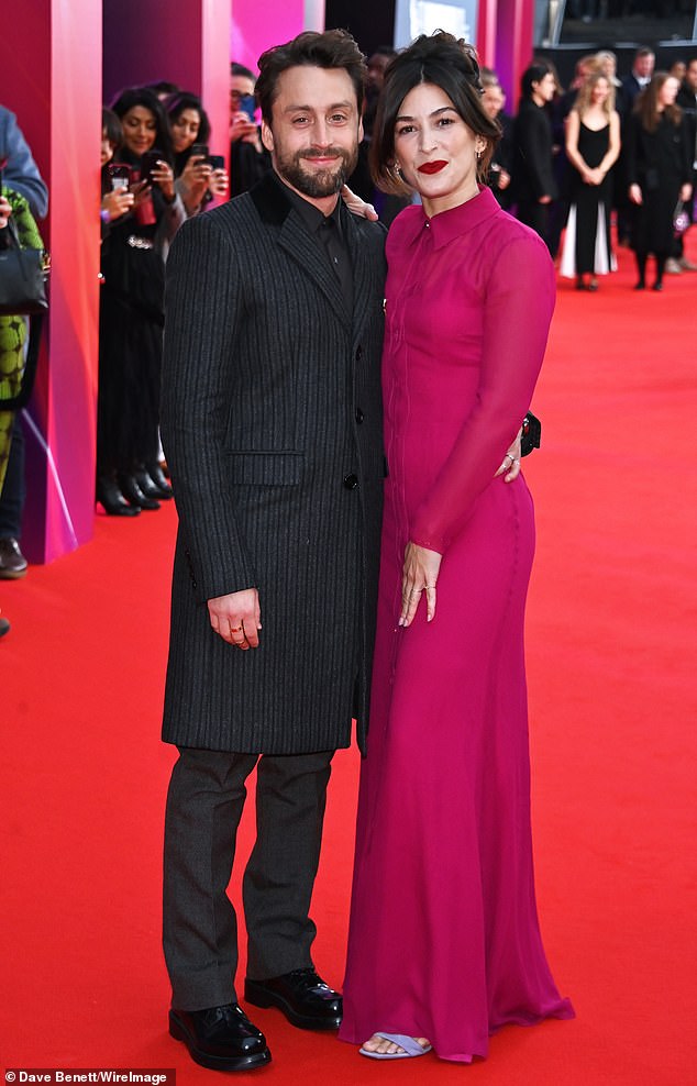 The Succession star looked incredibly stylish in his gray suit, while his wife radiated glamor in a dazzling pink dress.