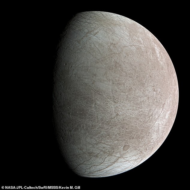 Europa is made up of an ice sheet, whose thickness is estimated at about 24 kilometers and a very thin atmosphere. Shown here, imaged by the Juno spacecraft, September 2022.