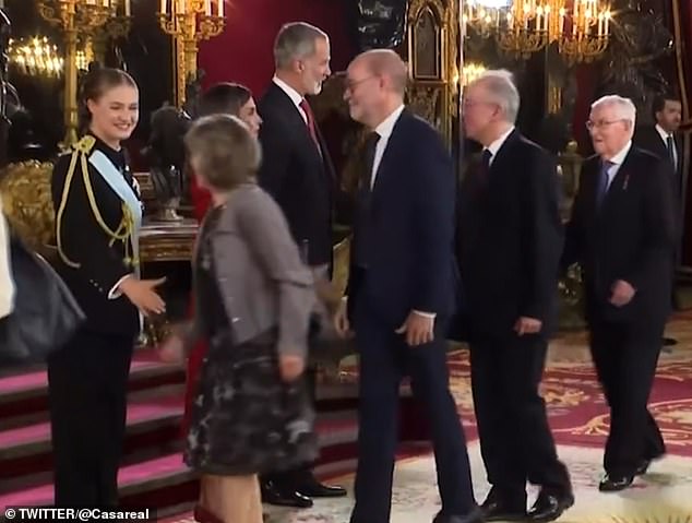 Moments after the first incident, in her joy after chatting with the Queen, another was so distracted that she also overlooked Leonor, before turning to greet her.